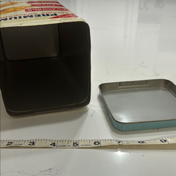 Vintage 1969 Nabisco Crackers Tin – Retro Kitchen Collectible - Picture 4 of 5